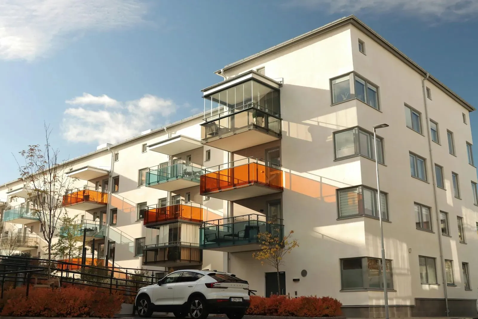 Modern flerfamiljsfastighet med glasbalkonger